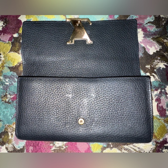Louis Vuitton Capucines Black Leather Wallet with LV Gold accent - Picture 5 of 9